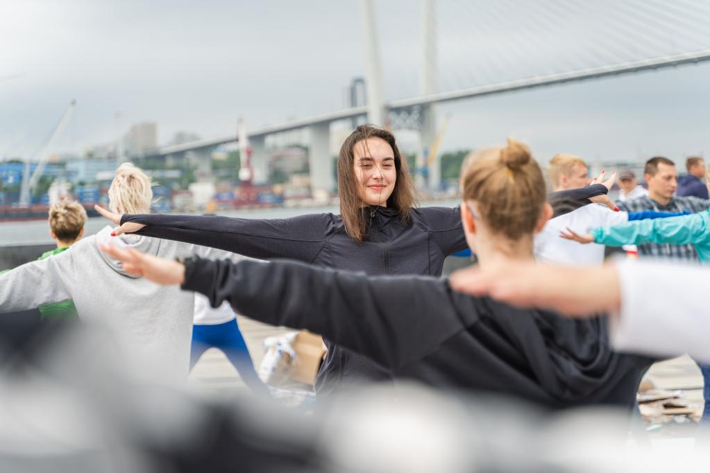 Día Internacional del Yoga en el centro de Vladivostok, Rusia