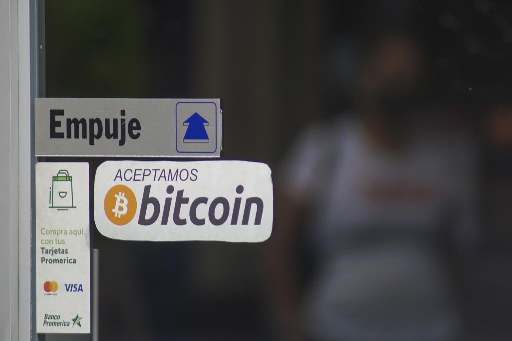 ESPECIAL: Econom&iacute;a de El Salvador sortea ca&iacute;da de bitcoin entre preocupaciones por deuda