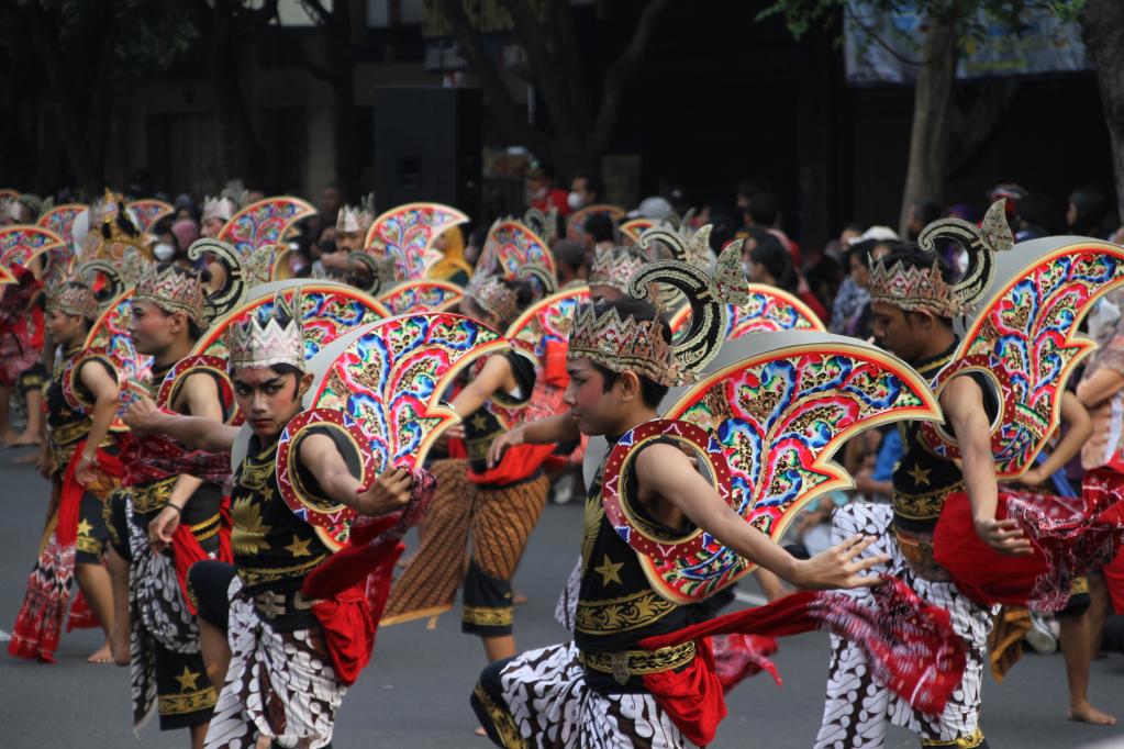 Bailarines realizan danza masiva en Surakarta, Indonesia