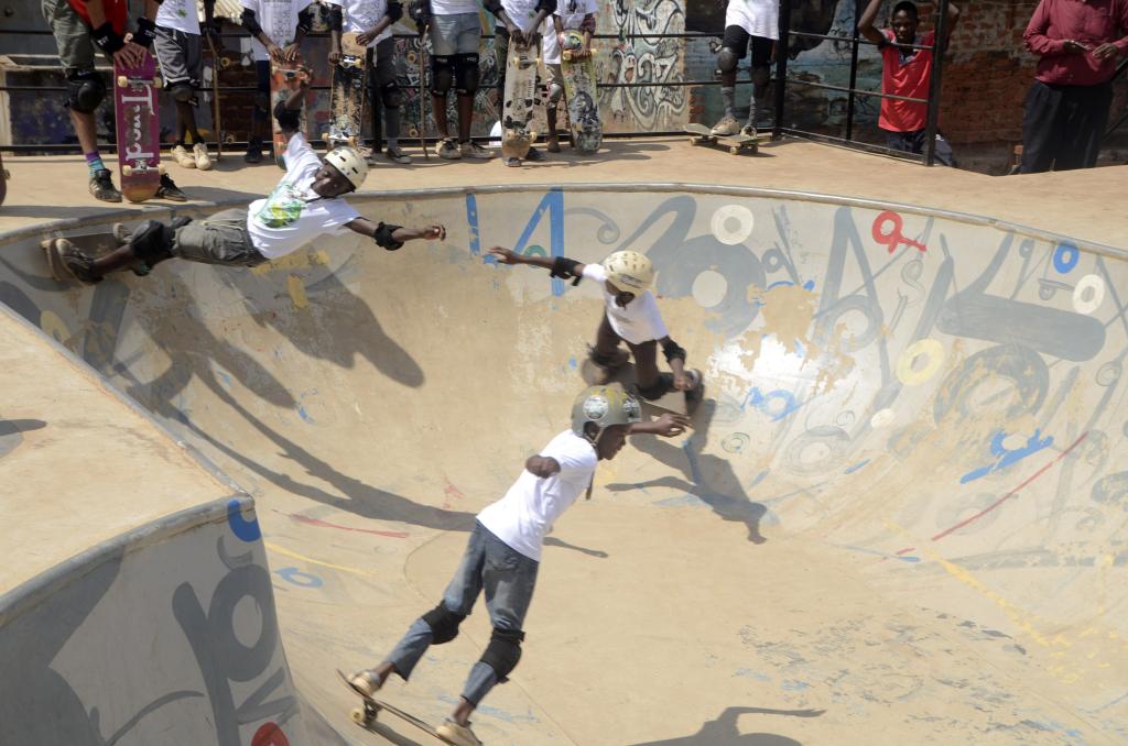Competencia de skateboarding en la celebración anual del Día Mundial del Skate en Uganda