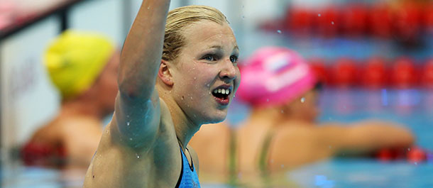 Meilutyte de Lituania gana oro en 100m pecho femenil