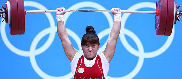 Maiya Maneza de Kazajist&aacute;n gana oro en halterofilia femenil