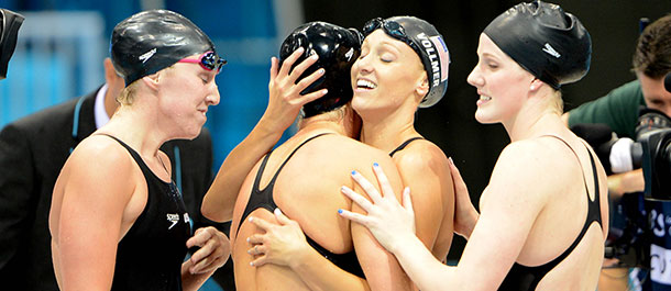 EEUU gana oro en relevos femeniles 4x200m libres