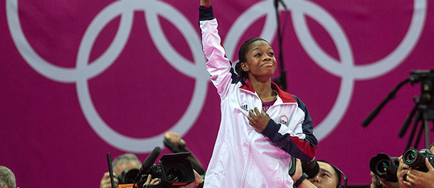 Douglas de EEUU gana oro individual en gimnasia femenil