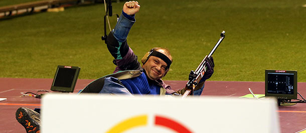 Bielorruso Martynov gana oro en carabina 50m