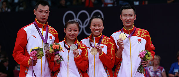 Chinos Zhang Nan y Zhao Yunlei ganan oro en dobles mixtos de b&aacute;dminton