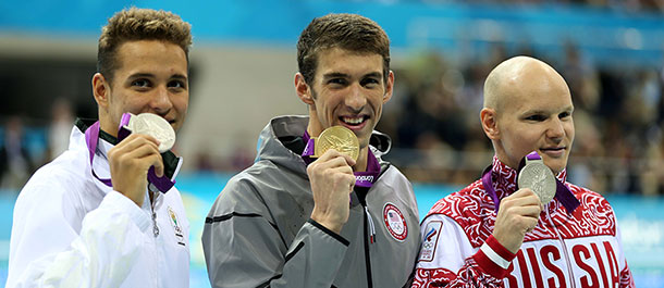 Phelps gana oro en 100m mariposa para varones