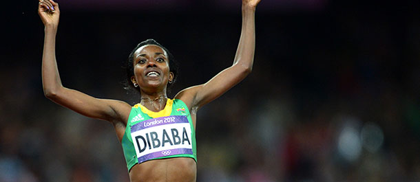 Dibaba de Etiop&iacute;a gana oro en 10.000 m para mujeres