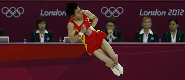 LONDRES 2012: Zou Kai de China gana oro en ejercicios de piso en gimnasia varonil
