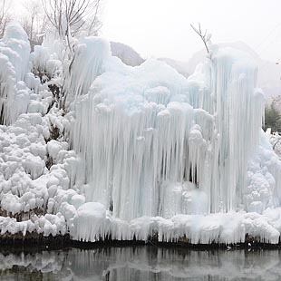 Hebei: Cascada permanece congelada en las montañas Taihang