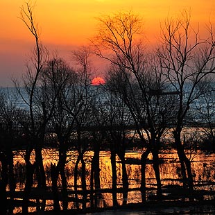 Anhui: Bello paisaje sobre el lago Chaohu al crepúsculo