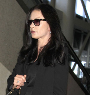 Catherine Zeta-Jones vuelve a casa tras tratar su desorden bipolar