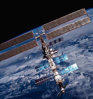 NASA cancela caminata espacial tras filtración de agua en interior de casco de astronauta