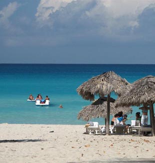 ESPECIAL: Cuba busca preservar la playa de Varadero