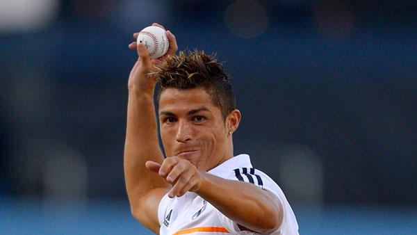 Futbolista portugués Cristiano Ronaldo prueba su talento en el béisbol