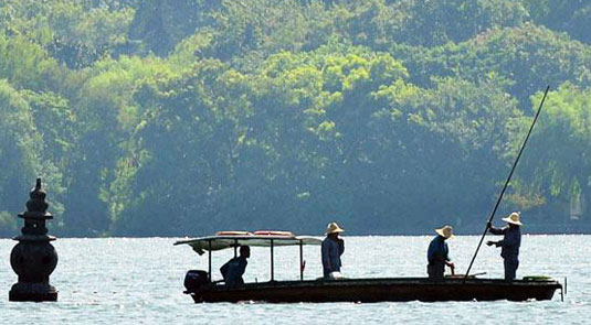 Un barco derriba una de las tres pagodas del Lago del Oeste