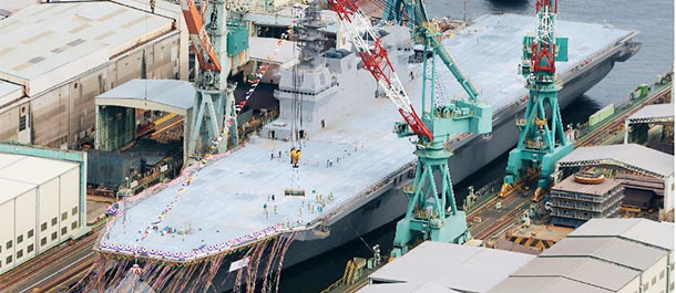 Japón da a conocer su mayor buque militar