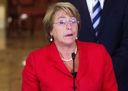 Presidenta Bachelet inspecciona daños del terremoto en norte de Chile