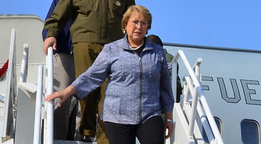 Bachelet inspecciona zonas afectadas por el terremoto en norte de Chile