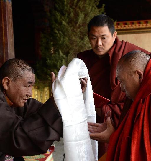 Reciben grado Larampa Geshe 10 monjes tibetanos en China