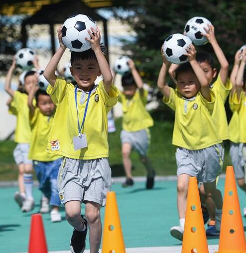 El jardín de niños organiza un festival de fútbol en Zhejiang