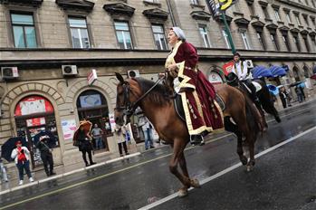 Sarajevo: Personas participan en desfile montando caballos