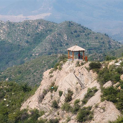 Paisaje de carretera montañosa en montaña Taihang, Hebei