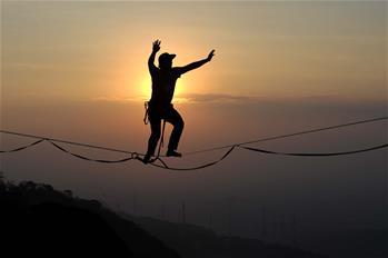 Atleta de deportes extremos camina sobre cuerda a una altura de 740 metros