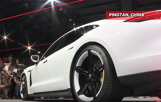 Presentan auto deportivo eléctrico de Porsche en localidad china