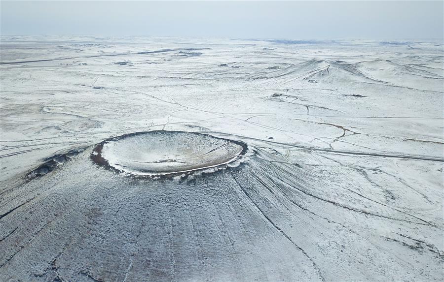 Vista a&eacute;rea de volcanes cubiertos de nieve en el grupo de volcanes Ulan Hada