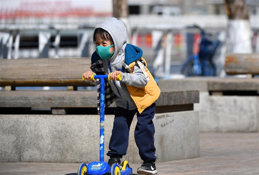 Personas disfrutan por el río Haihe en Tianjin