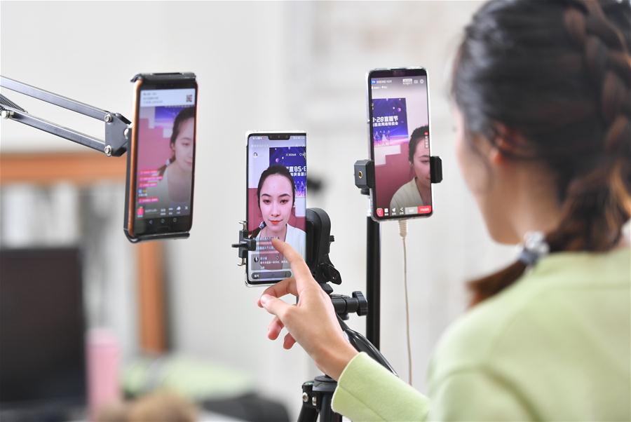 Guangdong: Poblado de Shaxi lleva a cabo actividades de transmisión en vivo para promover nuevo modelo de negocios