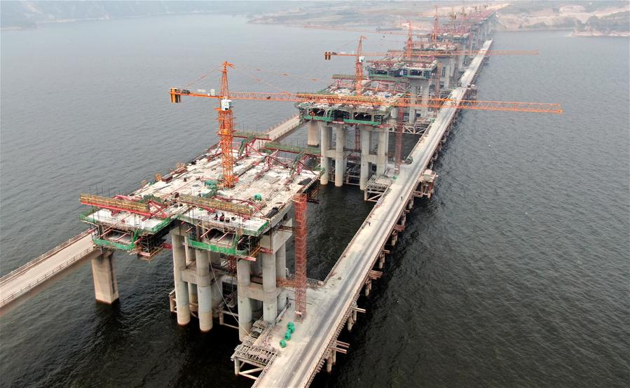 Henan: Sitio de construcción de un puente de la autopista Mianchi-Yuanqu sobre el río Amarillo