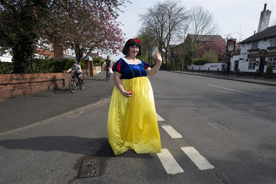 Una joven disfrazada como Blancanieves en Stockport, Reino Unido