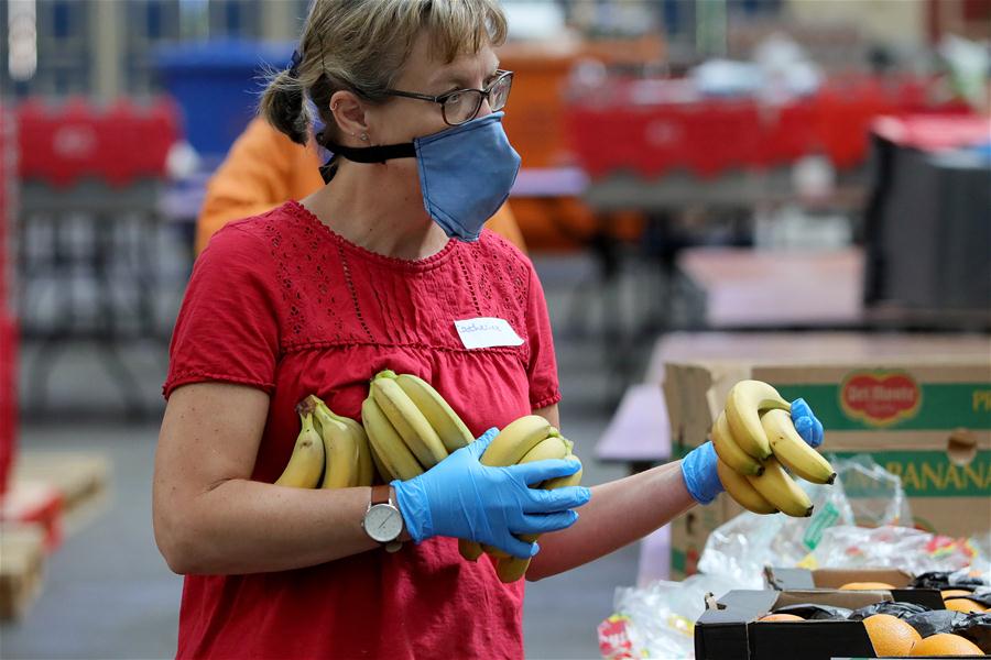 Voluntarios trabajan en un centro de distribuci&oacute;n de alimentos para grupos vulnerables en Londres