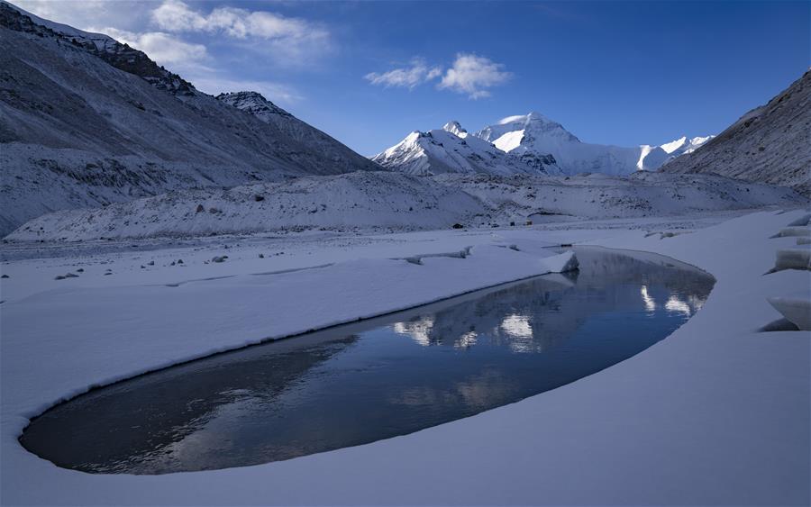 Laguna en forma de media luna al pie del Monte Qomolangma