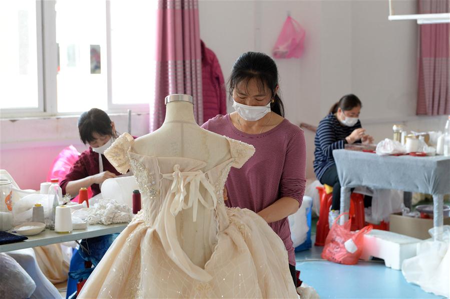Poblado de Dingji, famosa base de producci&oacute;n de vestidos de novia de China