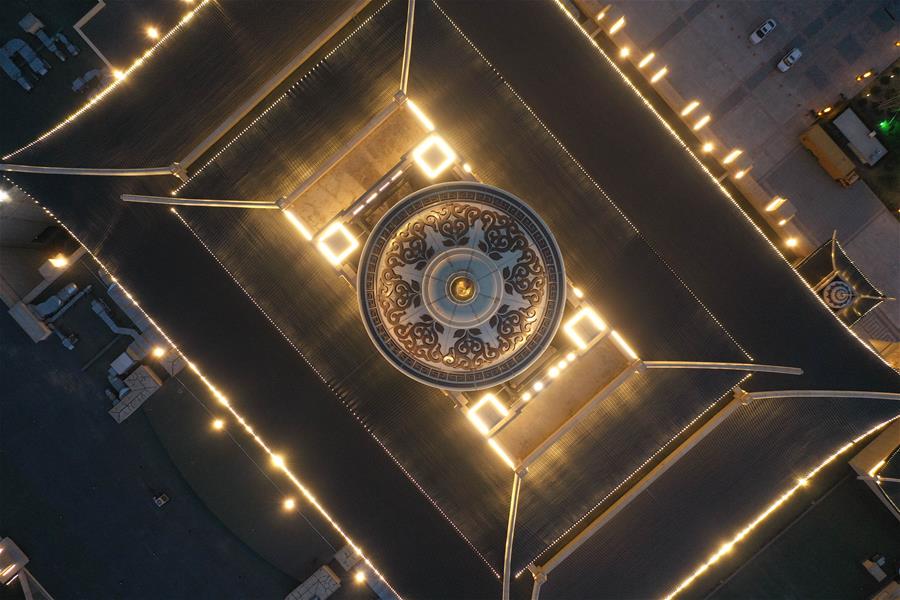 Mongolia Interior: Vista aérea del paisaje nocturno del Palacio Ulan Muqir