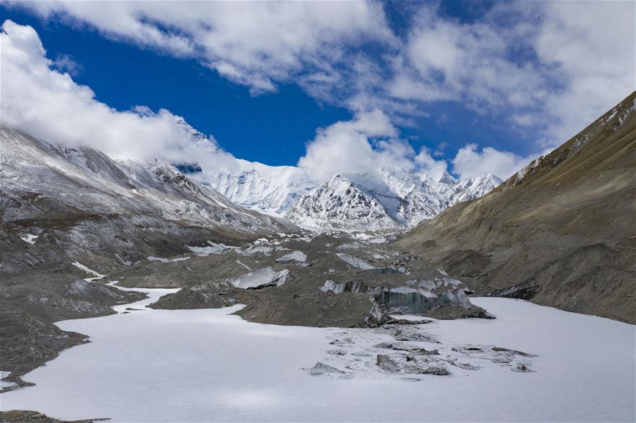 Vista aérea del glaciar central de Rongbuk al pie del Monte Qomolangma