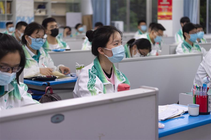 Estudiantes de escuelas secundarias y vocacionales regresan a las clases en Hubei