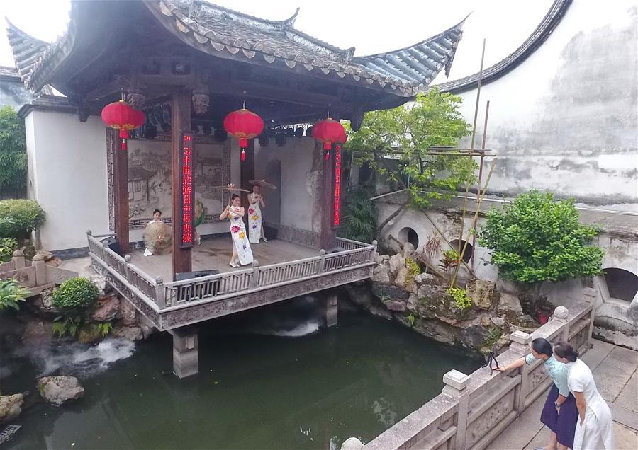 Fujian: Actuación a través de transmisión en directo con teléfono celular en área histórica y cultural de Fuzhou