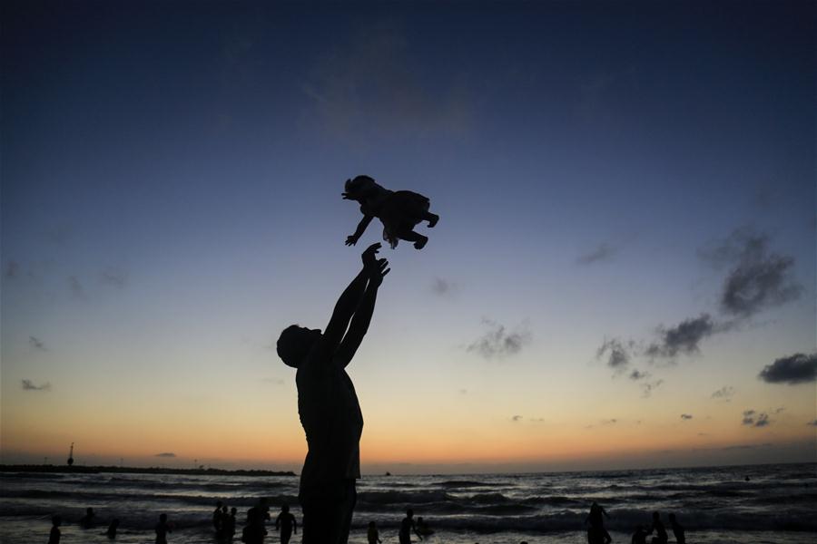 Puesta de sol en la playa en la Ciudad de Gaza