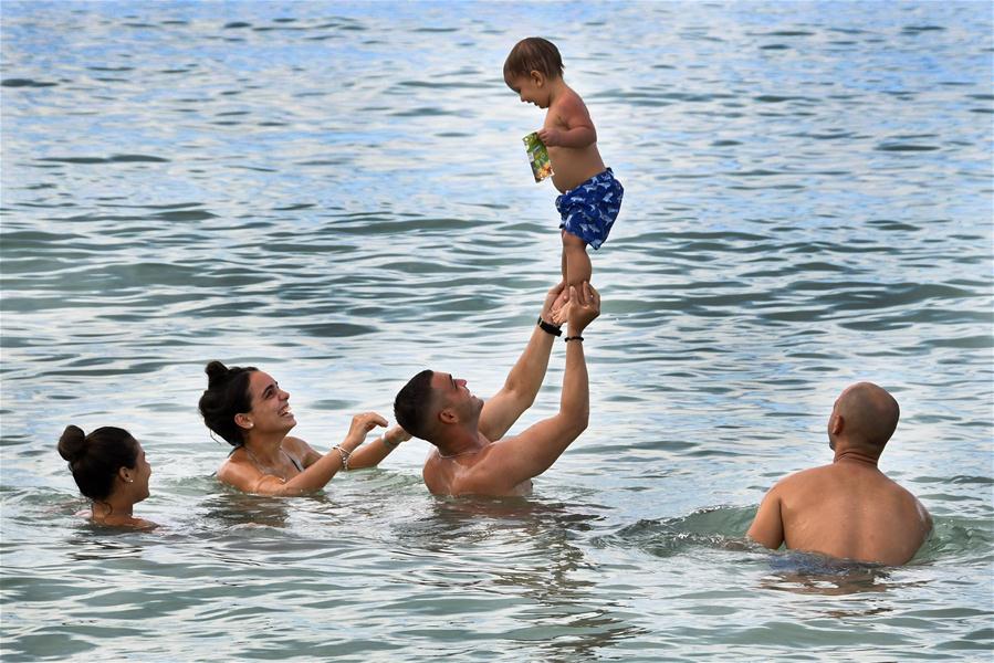 Personas jugando en playa "El Mégano", Cuba