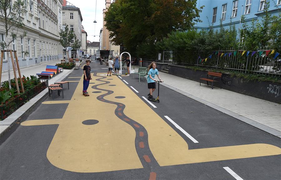 Personas juegan en una “calle fresca” instalada en Viena, Austria