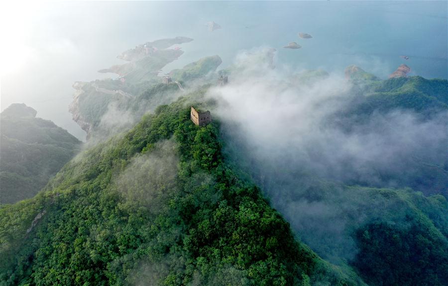 Nubes sobre una secci&oacute;n de la Gran Muralla en Hebei