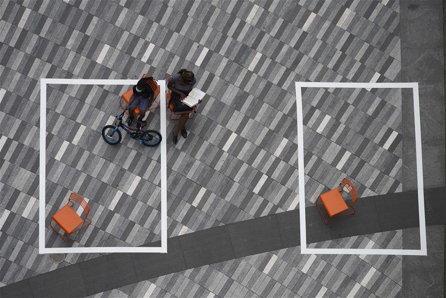 Se colocan marcas en suelo para recordar a personas que deben mantener distanciamiento social en Nueva York