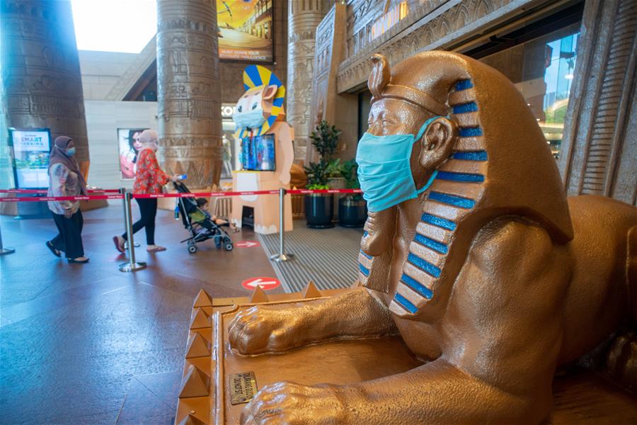 Malasia: Personas portan mascarillas