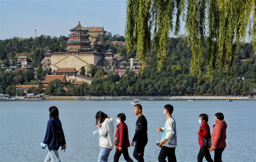 Turistas disfrutan del paisaje de oto&ntilde;o en Palacio de Verano en Beijing
