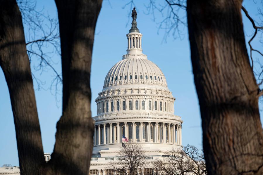 Trump condena violencia en el Capitolio y promete garantizar transición ordenada del poder