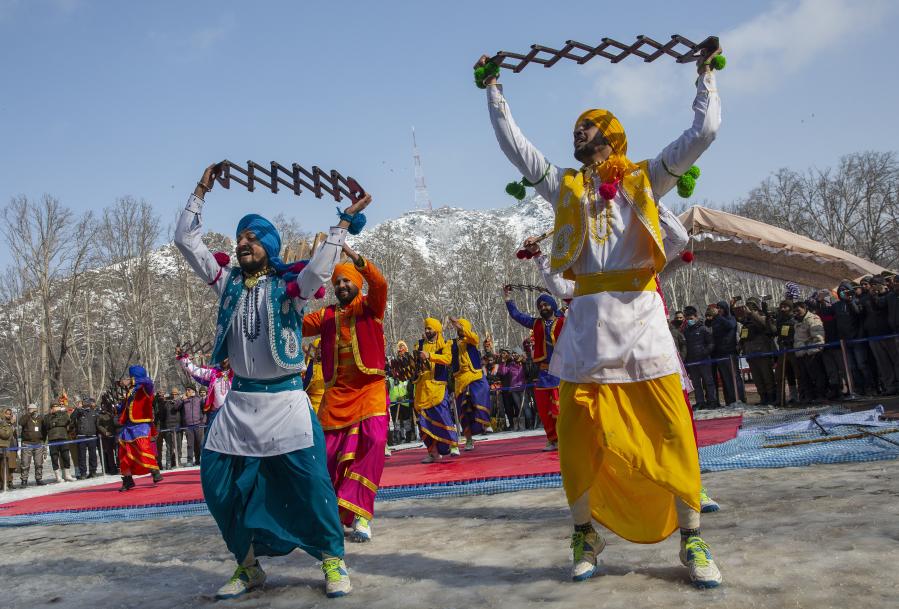 Ensayo general para el próximo desfile del Día de la República de India en la ciudad de Srinagar